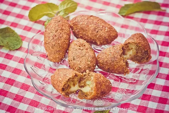 quibe-com-queijo